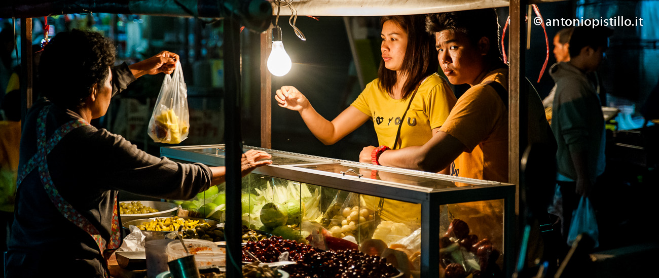 Mercato notturno di Sukhothai , viaggio in Thailandia